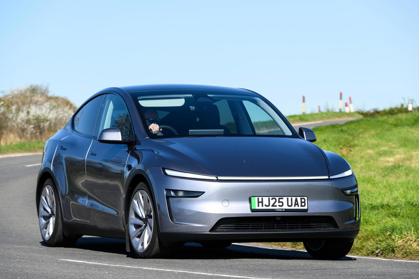 Tesla Model Y भारत में लॉन्च ₹59.9 लाख में – 622km की रेंज और Auto Pilot फीचर!